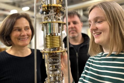 An der Tieftemperaturanlage

Silke Bühler-Paschen (links), Diego Zocco und Diana Kirschbaum