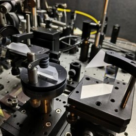 Das Dove-Prisma, das Car­lotta Vers­mold in den Strah­len­gang des In­ter­fe­ro­me­ters ein­bau­te, er­zeugt eine zu­sätz­li­che Spie­ge­lung des ein­fal­len­den Lichts. | © LMU / Weinfurter