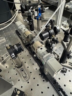 Sicht­bare Laser­impulse und ein relativ schwa­ches Magnet­feld werden auf eine Probe ange­legt.