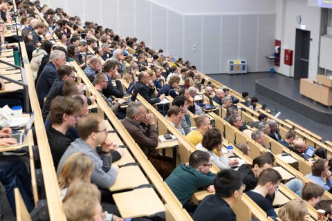 Ein voll besetzter Universitätshörsaal