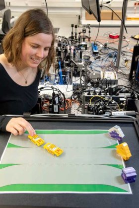 Vera Neef erklärt ihre Arbeit. (Foto: Marco Kirsch).