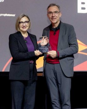 Laura Marcu (University of California, Davis) verleiht Prof. Jürgen Popp (Leibniz-IPHT, Universität Jena) am 17. Januar 2026 auf der Photonics West in San Francisco
