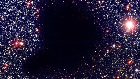 VLT-Aufnahme der Dunkelwolke Barnard 68 im Sternbild Schlangenträger aus dem Jahr 1999.