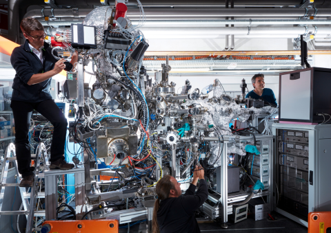 Am Nanowissenschafts-Messplatz ASPHERE bei PETRA III am DESY untersuchen Matthias Kalläne (links), Jens Buck (mitte) und Kai Rossnagel (rechts) Materialien mit hochpräziser Synchrotronstrahlung – ein Teil der Experimente entstand hier.