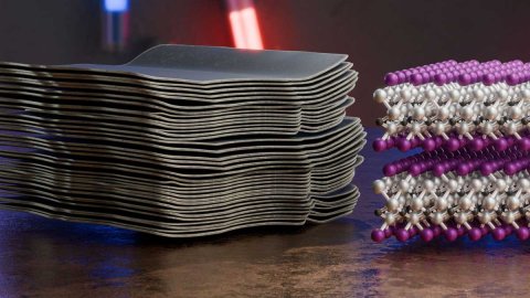 Kombination eines Modells aus einer Rasterelektronenmikroskop-Aufnahme (links) mit einem Ausschnitt der zugrunde liegenden Kristallstruktur eines untersuchten MXenes mit präzise kontrollierten Oberflächenabschlüssen.
Bild: B. Schröder/HZDR