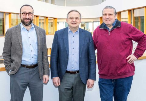 Das Team, das IFuEL vorgeschlagen hat: (von links) Mikhail Pergament (DESY), Franz Kärtner (leitender Wissenschaftler bei DESY, Professor bei Universität Hamburg) und Hanns-Peter Liermann (DESY) Foto: Marta Mayer / DESY