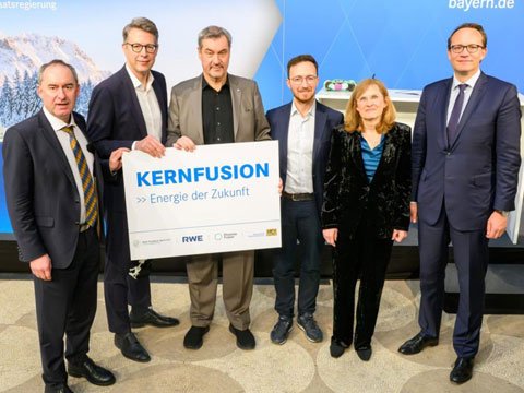 Wirt­schafts­minister Hubert Aiwanger, Wissen­schafts­minister Markus Blume, Minister­präsident Markus Söder, Fran­cesco Scior­tino, CEO Pro­xima Fusion, Sibylle Günter, IPP und Markus Krebber, RWE (v. l.).