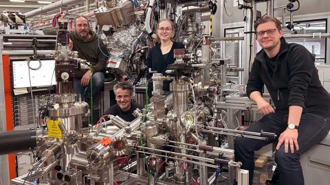 Ein Teil des Autoren-Teams der Studie (J. Buck, K. Rossnagel, A. Niggas und R. Wilhelm) sitzen rund um den Versuchsaufbau ASPHERE III am DESY, an dem die Experimente durchgeführt wurden.