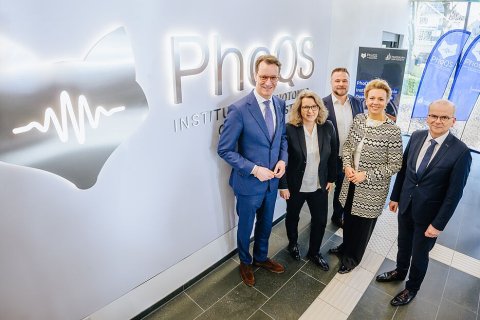 (v.l.n.r.) Minister­präsident Hendrik Wüst, PhoQS-Spreche­rin Chris­tine Silber­horn, Uni­ver­si­täts­prä­si­dent Matthias Bauer, NRW-Wissen­schafts­minis­te­rin Ina Bran­des und Staats­sekre­tär Rolf-Dieter Jungk