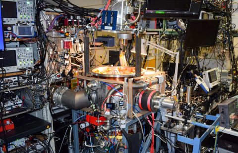 Der Versuchsaufbau für hochpräzise Messungen am Wasserstoffatom.