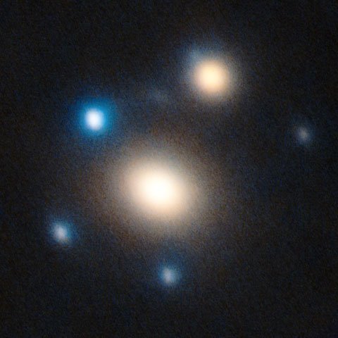 Das hochaufgelöste Bild, aufgenommen mit dem Large Binocular Telescope auf dem Mount Graham in Arizona, USA, zeigt die beiden Linsengalaxien in einem warmen Farbton und die fünf Abbilder von SN Winny in Blau.