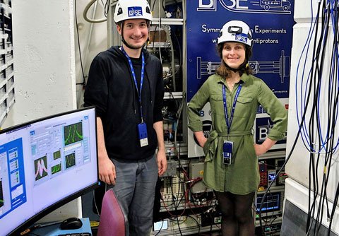 Marcel Leonhardt und Dr. Barbara Latacz, beide Angehörige des Lehrstuhls von Prof. Dr. Stefan Ulmer an der HHU, in einer Experimenthalle am europäischen Kernforschungszentrum CERN in Genf. (Foto: HHU / Stefan Ulmer)