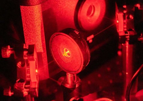 Teil des Versuchsaufbaus für ein quantenphysikalisches Experiment im Labor des Instituts für Physik der Humboldt-Universität zu Berlin, Campus Adlershof.