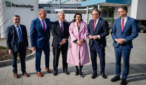 TSK/ Jacob Schroeter
v.l.n.r.: Walter Rosenthal, Andreas Tünnermann, Holger Hanselka, Dorothee Bär, Mario Voigt, und Christian Tischner bei der Einweihung des Forschungsneubaus des Fraunhofer IOF.