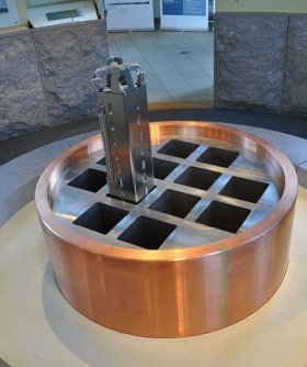 Schwedisches Kernbrennstofflagerkonzept KBS-3 (Uran in Stahlbehältern umgeben von Kupferbehälter, Bentonit und 500 m Felsgestein).