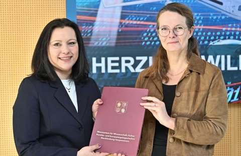 Wissenschaftsministerin Bettina Martin mit der Leiterin des DLR-Standortes Neustrelitz, Maria Reulke.