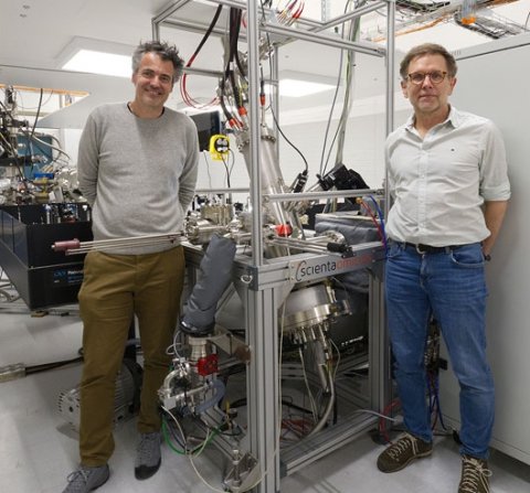 Kai Rossnagel (l.) und Michael Bauer neben dem neuen Elektronenmikroskop im Physikzentrum.