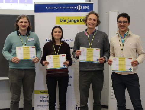 Das Siegerteam „Die Flamingos”: Jakob Lensch, Dinah Grun, Tom Zwick und Paul Obernolte von der Uni Heidelberg. © DPG / Hilmer