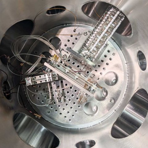 Die neue Zweifrequenz-Paul-Falle, die von Physiker:innen der JGU und vom Helmholtz-Institut Mainz entwickelt wurde
Quelle: Hendrik Bekker, JGU