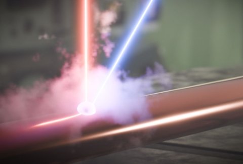 Im Experiment wurde die XFEL-Photonenenergie gezielt so eingestellt, dass sie einer bestimmten elektronischen Übergangsenergie in hochgeladenen Kupferionen entspricht, die mithilfe eines Hochleistungslasers (rot) erzeugt wurden. Unter diesen Bedingungen regt das Röntgenlicht (bläulich) Elektronen innerhalb der Ionen an, wodurch sich die Absorptions- und Emissionseigenschaften des Plasmas verstärken. Diese Veränderungen werden im Experiment direkt gemessen.