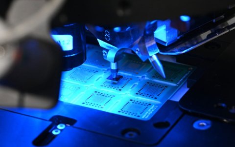 Hochpräzise Montage in der Praxis – ein automatischer Die Bonder bei Bay Photonics richtet Halbleiterkomponenten exakt aus und
positioniert sie für das Packaging photonischer Bauelemente. © Bay Photonics Ltd