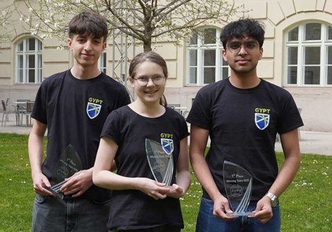 Philipp Adelbrecht, Elisa Schöps und Ayush Yadav gewinnen beim Physik-wettbewerb AYPT in Österreich die Goldmedaille. (© DPG / Brandt 2026)