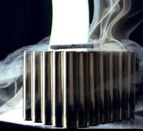 Sichtbarer Nachweis der Supraleitung durch magnetische Levitation der additiv gefertigten YBCO-Probe im Meißner-Versuch nach Abkühlung auf 77 K.