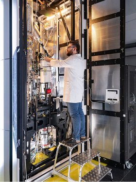 Paul Seidel von der Professur Elektronenmikroskopie und Mikrostrukturanalytik, bereitet eine Materialuntersuchung vor.