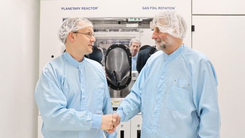 Prof. Dr. Markus Weyers (r.) übergibt die Leitung an Dr. Steffen Breuer.