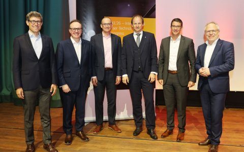 Diskutanten der Podiumsdiskussion »High Power and High Energy Lasers – Quo Vadis?«. V.l.n.r.: Damien Buet, Christopher Dorman, Trevor D. Ness, Constantin Häfner, Hagen Zimer, Jochen Stollenwerk.