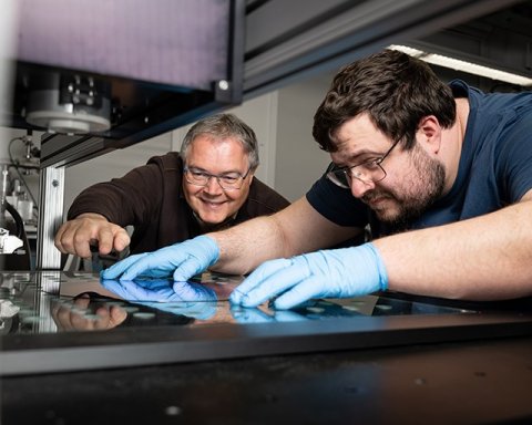 Volker Sittinger (links), Abteilungsleiter »Diamantbasierte Systeme« am Fraunhofer IST, überprüft gemeinsam mit einem seiner Kollegen mithilfe des neuen simultanen Fit-Verfahrens ein Messergebnis am Mappingtisch.