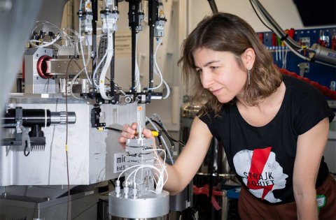Die Materialwissenschaftlerin Malgorzata Makowska an der microXAS-Strahllinie der Synchrotron Lichtquelle Schweiz SLS.