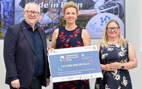 v.l.: Rektor Michael Hoch, Ministerin Ina Brandes MdL und Baudezernentin Marion Duisberg