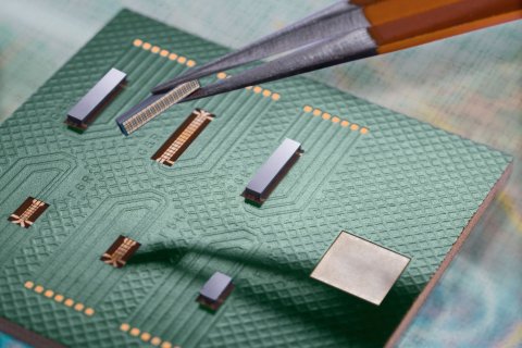 Verschiedene Anschlussraster wurden von den Forschenden getestet, um die Zuverlässigkeit des NPG für verschiedene Chipgrößen und Anschlussflächen der GaN-Chips zu bewerten