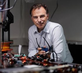 Markus Aspelmeyer im Labor