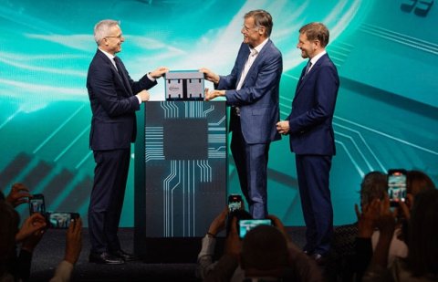 Von links nach rechts: Dr. Karsten Wildberger, Bundesminister für Digitales und Staatsmodernisierung; Jochen Hanebeck, CEO Infineon Technologies AG; Michael Kretschmer, Ministerpräsident des Freistaates Sachsen