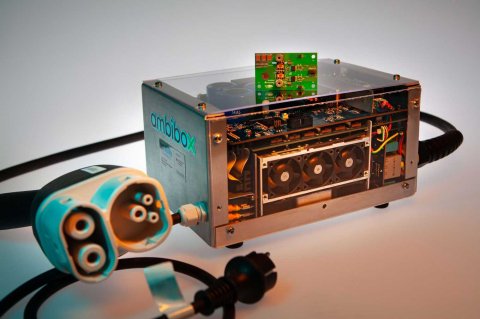 Demonstrator eines bidirektionalen einphasigen 3-kW-DC-Ladegeräts mit GaN-Leistungselektronik mit dem leistungselektronischen Modul darauf