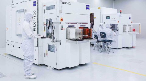 Mitarbeitende im Reinraum bedienen ZEISS NLX®‑100 Tools zur  3D‑Röntgenmetrologie und Inspektion von Halbleiter‑Packages
