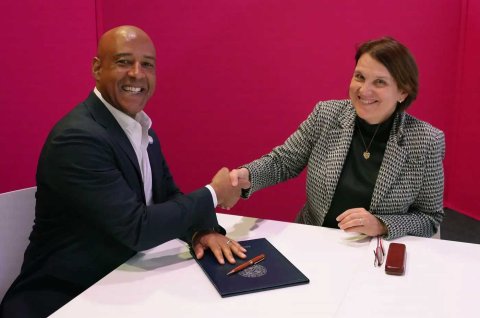 Claudia Felser (r.) und Reginald DesRoches bei der Vertragsunterzeichnung