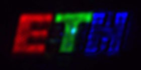 Das farbige Logo wurde mit dem neuen Fourier-Pixel der ETH-Forschenden erzeugt. Der Buchstabe «E» ist auf der Kamera etwa 1 Millimeter gross.