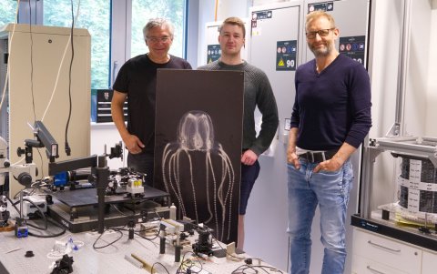 Ein Teil des Autorenteams im Labor (v.l.): Hermann Kohlstedt, Jan-Frederik Freiberg, Jan Bielecki