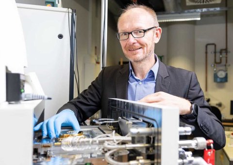 Stephan Reitzenstein im Labor