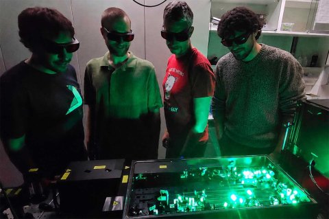 Emiliano Cortés, Christoph Gruber, Alexander Urban, Andrea Mancini am LMU-Nanoinstitut