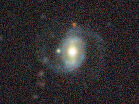 Die Galaxie SDSS J110546.07+145202.4 ist der Erde so nah, dass man ihre Form mit den zwei Spiralarmen gut auf Aufnahmen erkennen kann. Das Foto ist ein Komposit aus Strahlung im sichtbaren Licht und nahen Infrarot.