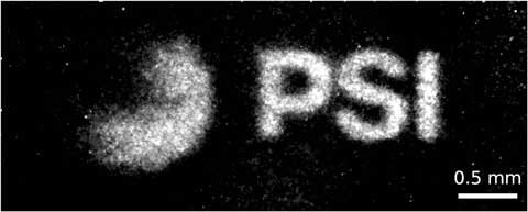 Dieses vergrößerte Neutronenbild eines drei Millimeter großen PSI-Logos wurde mit der neuen achromatischen Neutronenlinse aufgenommen. Dabei stand das Logo in einem Abstand von sechs Metern zum Detektor.