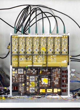 Dieses Bild zeigt ein Back-End-Elektronik (BEE)-Modul des LISA-Phasenmeters bei Tests mit simulierten Signalen im Labor für Interferometrische Signalverarbeitung des AEI Hannover