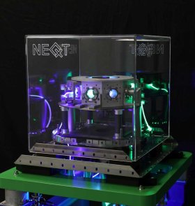 Mit der Validierung des Laserverstärkers an einem Ionenfallen Quantencomputer der Firma neQxt GmbH will QAmp einen Baustein zur technologischen Souveränität Europas liefern.