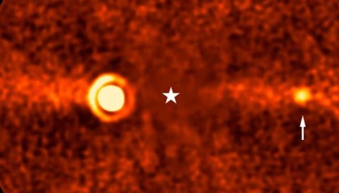 Diese Aufnahme zeigt den neu entdeckten Planeten Beta Pictoris d, der den Stern Beta Pictoris umkreist. Die Position des Sterns ist in der Mitte des Bildes markiert; sein Licht wurde jedoch während der Datenverarbeitung herausgerechnet