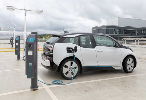 Symbolbild: e-Auto an einer Ladesäule