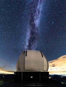 Das Fraunhofer-Teleskop der LMU mit seinem 2,1-Meter-Hauptspiegel steht auf dem Wendelstein in den bayerischen Alpen
